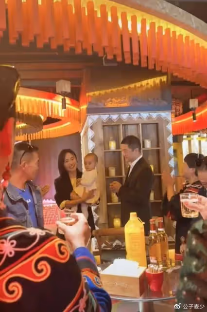 李亞鵬現身大涼山,和岳父家吃飯被指看不起人,跟王菲在一起不一樣