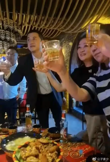 李亞鵬現身大涼山,和岳父家吃飯被指看不起人,跟王菲在一起不一樣