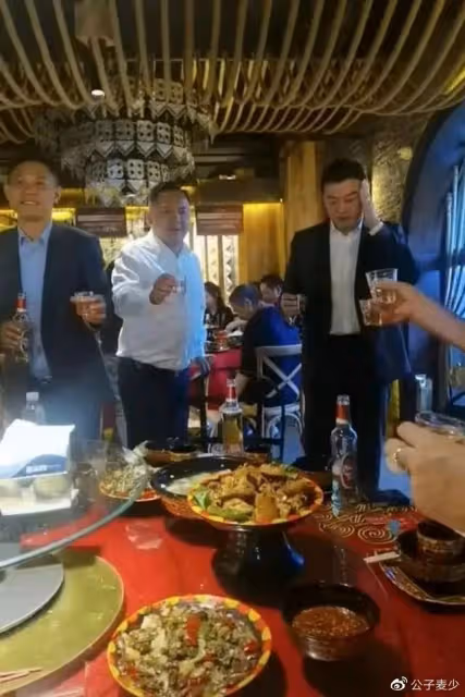 李亞鵬現身大涼山,和岳父家吃飯被指看不起人,跟王菲在一起不一樣