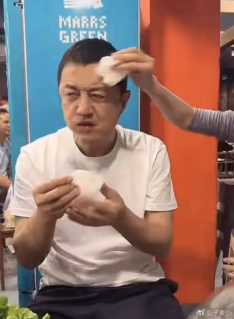 李亞鵬現身大涼山,和岳父家吃飯被指看不起人,跟王菲在一起不一樣