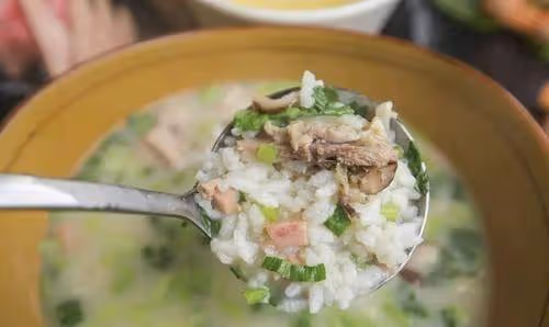 愛喝湯的老人更長壽？營養師：不論好壞，儘量少吃濃湯泡米飯