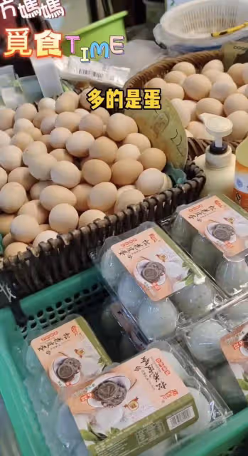 台灣戲骨方芳定居內地3年，穿百元國貨逛簡陋菜場，大讚蛋多得是