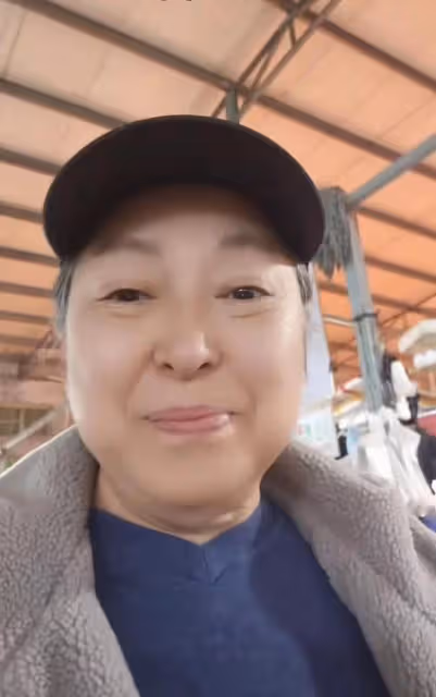 台灣戲骨方芳定居內地3年，穿百元國貨逛簡陋菜場，大讚蛋多得是