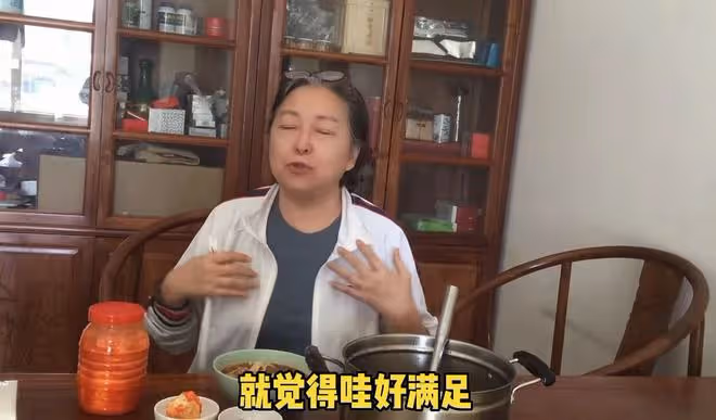 台灣戲骨方芳定居內地3年，穿百元國貨逛簡陋菜場，大讚蛋多得是