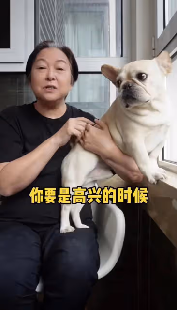 台灣戲骨方芳定居內地3年，穿百元國貨逛簡陋菜場，大讚蛋多得是