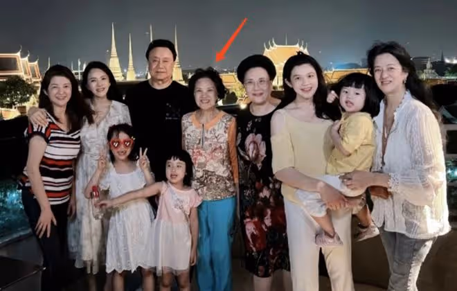 55歲伊能靜曬出國旅行照，和公公婆婆合影，三個親姐姐氣質好出眾