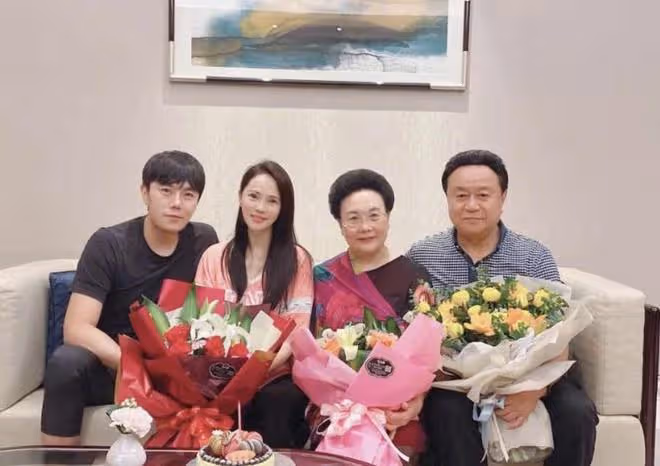 55歲伊能靜曬出國旅行照，和公公婆婆合影，三個親姐姐氣質好出眾