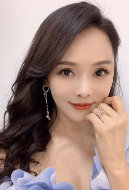 55歲伊能靜曬出國旅行照，和公公婆婆合影，三個親姐姐氣質好出眾