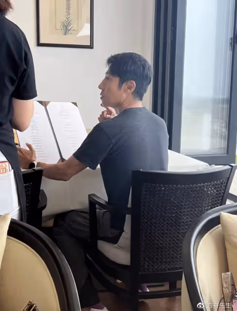 撒貝寧一家被偶遇,混血女兒金髮搶鏡五官秀氣,和媽媽如複製粘貼