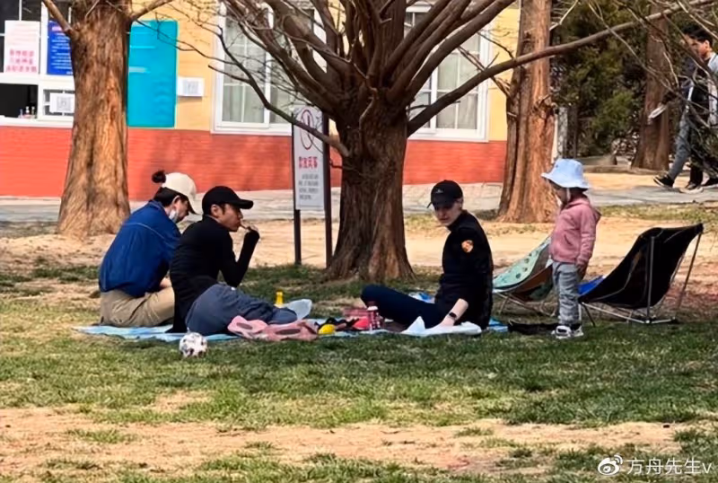 撒貝寧一家被偶遇,混血女兒金髮搶鏡五官秀氣,和媽媽如複製粘貼
