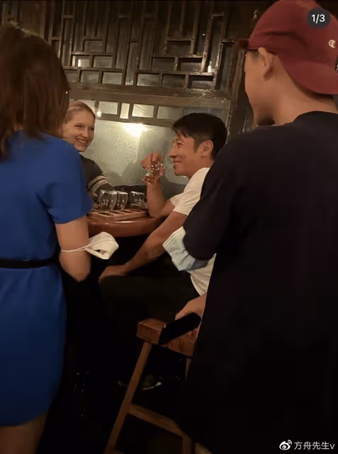 撒貝寧一家被偶遇,混血女兒金髮搶鏡五官秀氣,和媽媽如複製粘貼