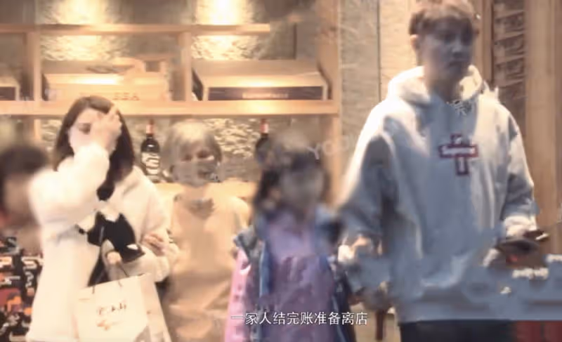 張丹峰澄清和畢瀅結婚後,一家三口首次合體現身,丈母娘一路同行