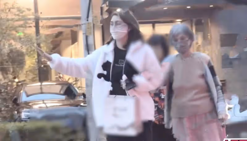 張丹峰澄清和畢瀅結婚後,一家三口首次合體現身,丈母娘一路同行