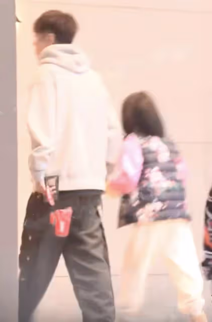 張丹峰澄清和畢瀅結婚後,一家三口首次合體現身,丈母娘一路同行