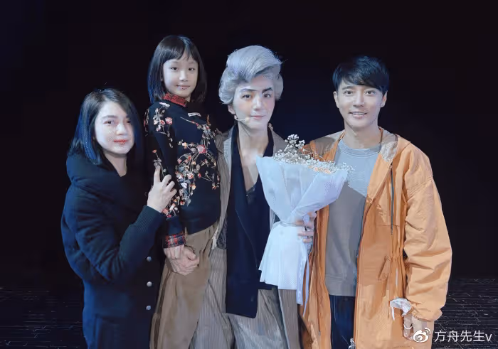 張丹峰澄清和畢瀅結婚後,一家三口首次合體現身,丈母娘一路同行