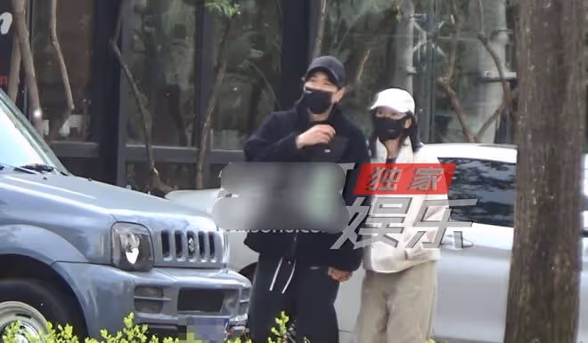 趙又廷高圓圓被曝開放式婚姻,夫妻倆十指緊扣逛街似熱戀粉碎謠言