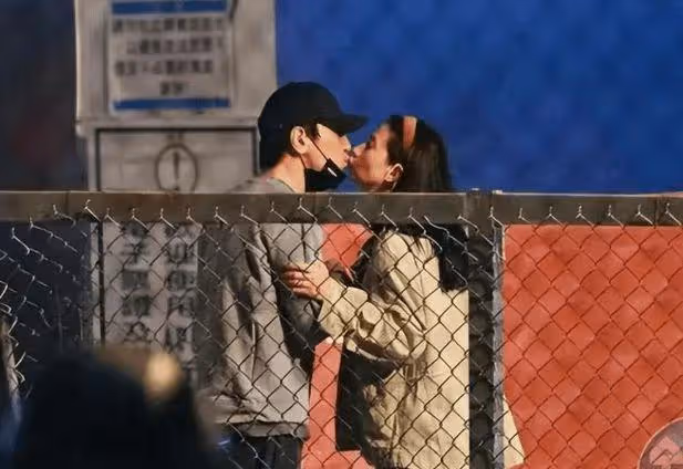 趙又廷高圓圓被曝開放式婚姻,夫妻倆十指緊扣逛街似熱戀粉碎謠言
