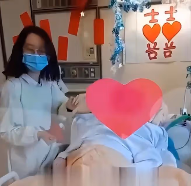 李坤誠離世前在病房內完成結婚儀式,林靖恩手捧鮮花親吻愛人