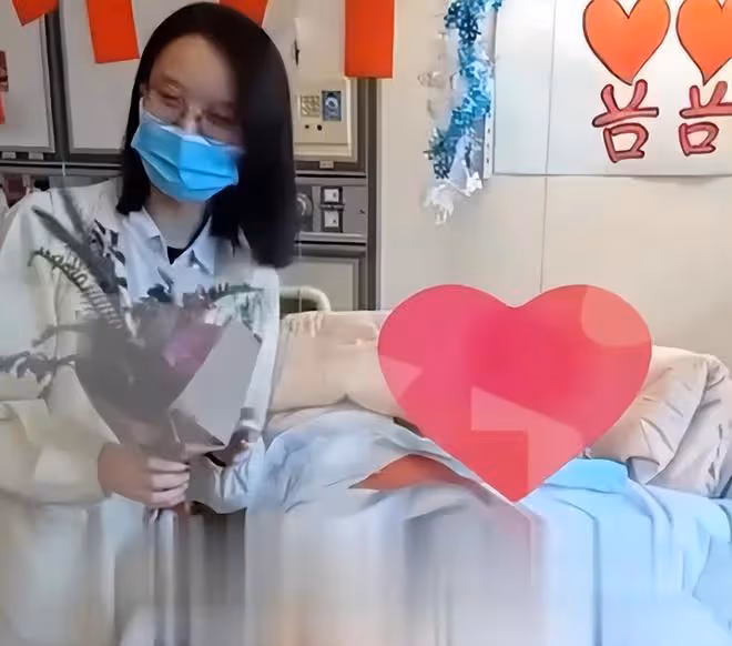 李坤誠離世前在病房內完成結婚儀式,林靖恩手捧鮮花親吻愛人