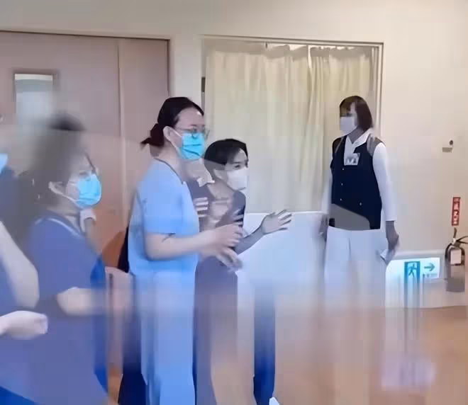 李坤誠離世前在病房內完成結婚儀式,林靖恩手捧鮮花親吻愛人