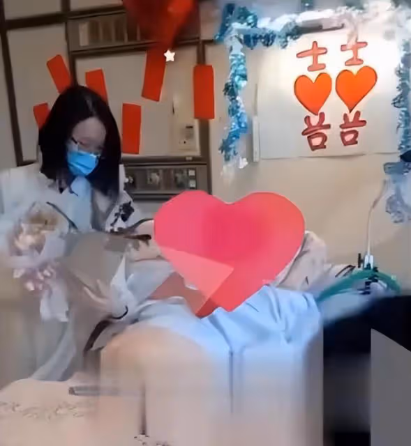 李坤誠離世前在病房內完成結婚儀式,林靖恩手捧鮮花親吻愛人