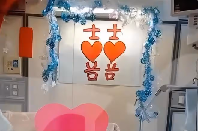 李坤誠離世前在病房內完成結婚儀式,林靖恩手捧鮮花親吻愛人
