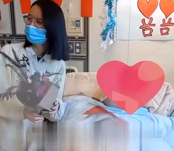 李坤誠離世前在病房內完成結婚儀式,林靖恩手捧鮮花親吻愛人