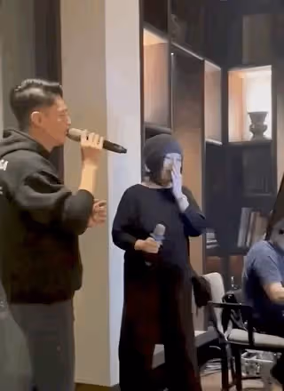 林心如霍建華王力宏聚會,霍建華深情獻唱,林心如化身小迷妹