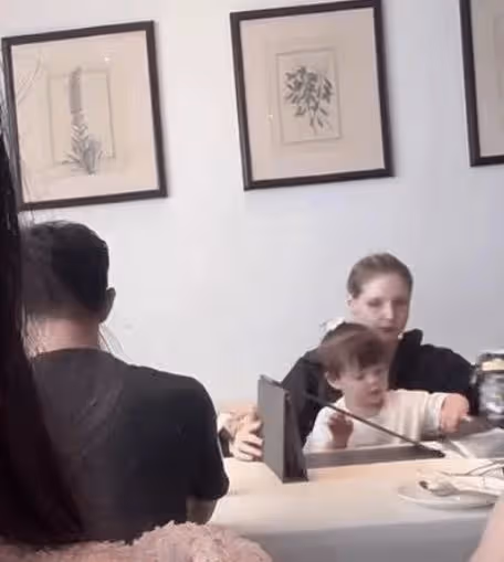 撒貝寧攜妻女出遊白髮明顯!李白似少女,3歲混血女兒高顏值像媽