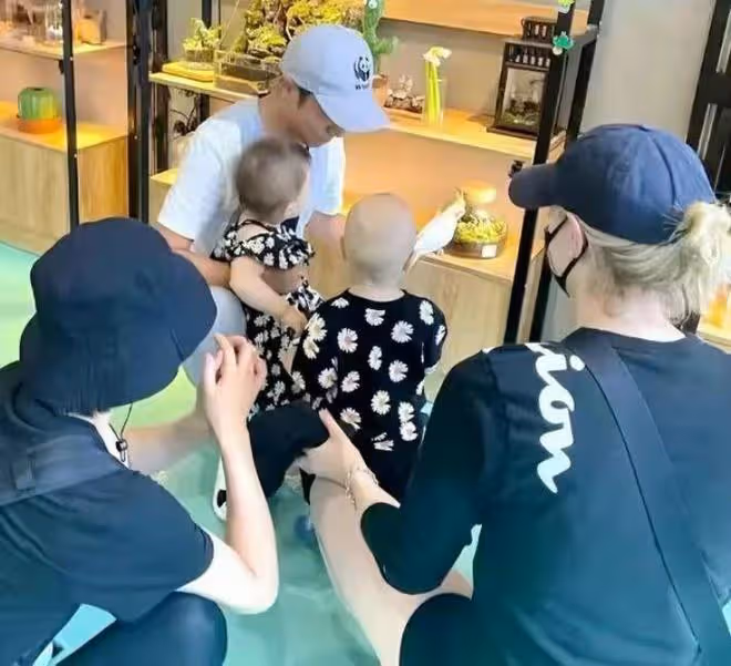 撒貝寧攜妻女出遊白髮明顯!李白似少女,3歲混血女兒高顏值像媽