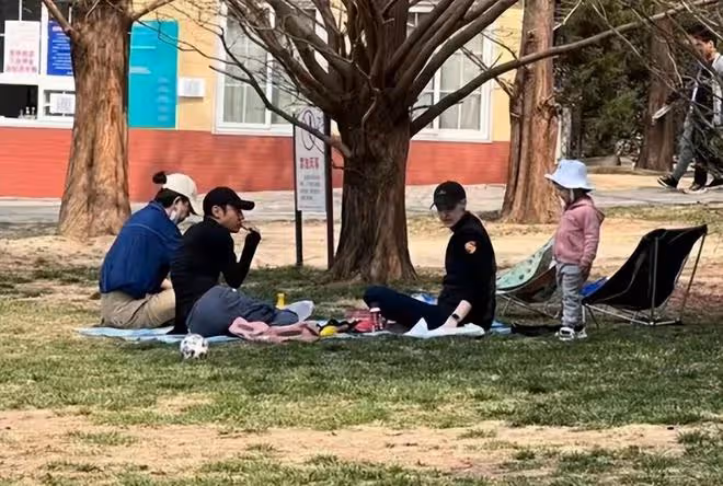 撒貝寧攜妻女出遊白髮明顯!李白似少女,3歲混血女兒高顏值像媽