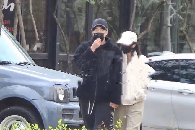 高圓圓趙又廷軋馬路,兩人穿情侶裝十指緊扣,晃蕩手臂調皮似熱戀