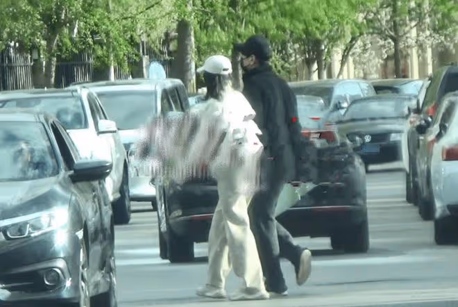 高圓圓趙又廷軋馬路,兩人穿情侶裝十指緊扣,晃蕩手臂調皮似熱戀