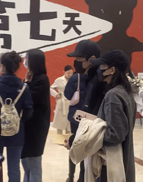 高圓圓趙又廷軋馬路,兩人穿情侶裝十指緊扣,晃蕩手臂調皮似熱戀