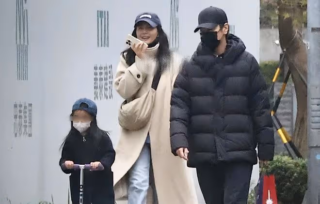 高圓圓趙又廷軋馬路,兩人穿情侶裝十指緊扣,晃蕩手臂調皮似熱戀