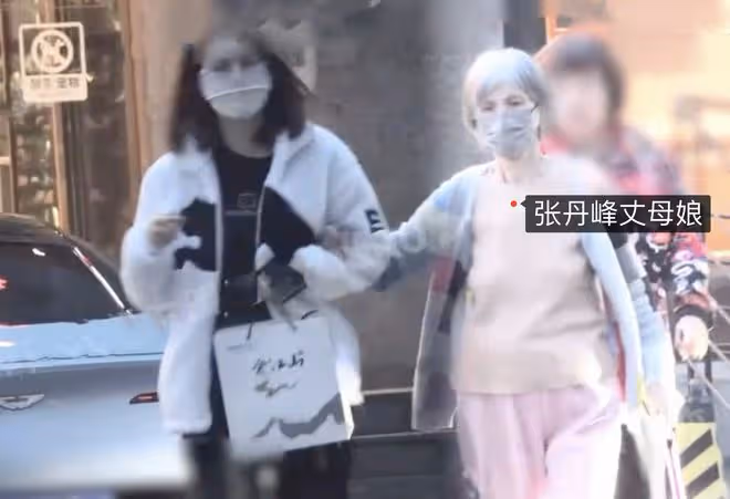張丹峰澄清和畢瀅結婚後,和洪欣首次合體帶女兒現身,丈母娘也在