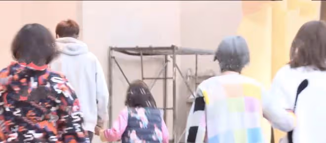 張丹峰澄清和畢瀅結婚後,和洪欣首次合體帶女兒現身,丈母娘也在