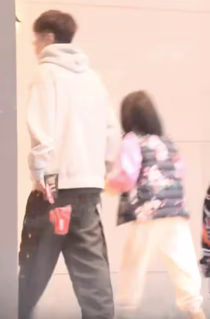 張丹峰澄清和畢瀅結婚後，和洪欣首次合體帶女兒現身，丈母娘也在