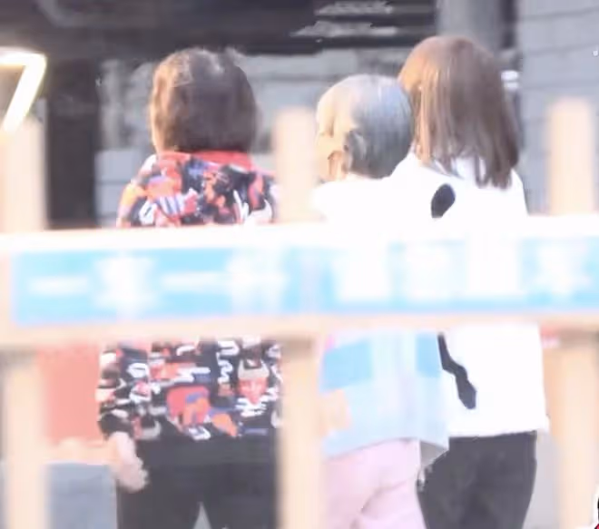 張丹峰澄清和畢瀅結婚後，和洪欣首次合體帶女兒現身，丈母娘也在