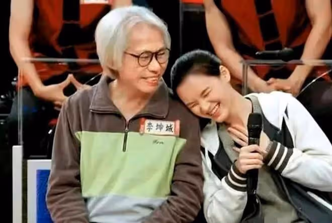 音樂人李坤城病逝,剛領證的小40歲女友獲千萬遺產,親兒分文未得