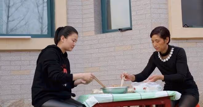 50歲奶奶與兒媳賭氣,生下二胎,寶寶出生後,兒媳:「你真不要臉」