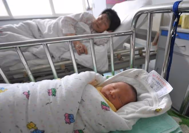 50歲奶奶與兒媳賭氣,生下二胎,寶寶出生後,兒媳:「你真不要臉」