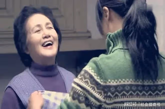 大媽拒絕帶孫,被兒媳猛扇巴掌,淡定伸另一側臉,兒媳痛哭求原諒