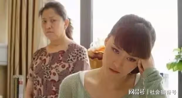大媽拒絕帶孫,被兒媳猛扇巴掌,淡定伸另一側臉,兒媳痛哭求原諒