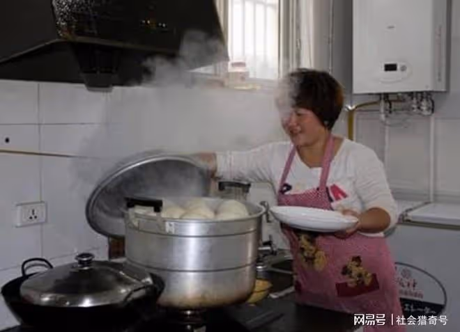大媽拒絕帶孫，被兒媳猛扇巴掌，淡定伸另一側臉，兒媳痛哭求原諒