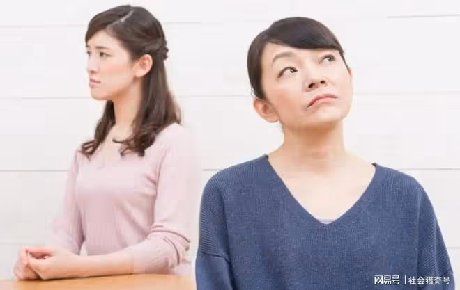 大媽拒絕帶孫，被兒媳猛扇巴掌，淡定伸另一側臉，兒媳痛哭求原諒