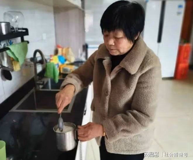 大媽拒絕帶孫,被兒媳猛扇巴掌,淡定伸另一側臉,兒媳痛哭求原諒