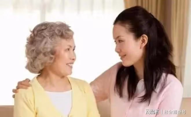 大媽拒絕帶孫,被兒媳猛扇巴掌,淡定伸另一側臉,兒媳痛哭求原諒