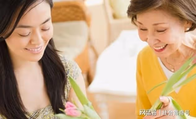 大媽拒絕帶孫,被兒媳猛扇巴掌,淡定伸另一側臉,兒媳痛哭求原諒
