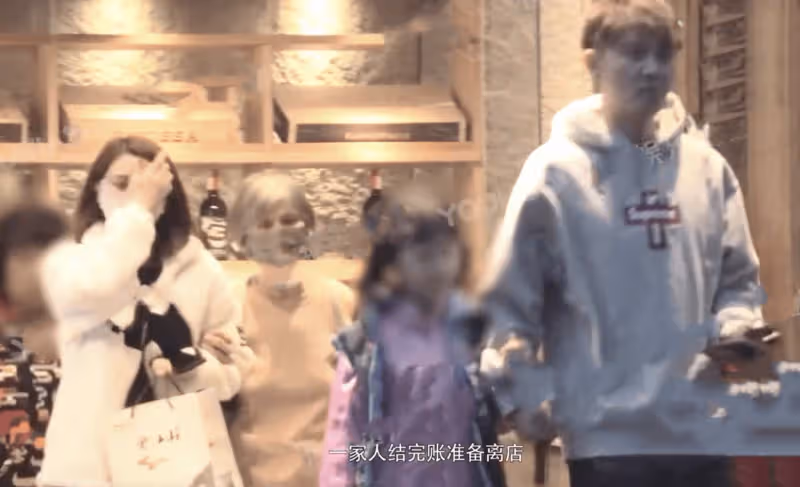 洪欣祖孫三代深夜吃日料，張丹峰緊牽彤彤手，每月工資仍上交畢瀅